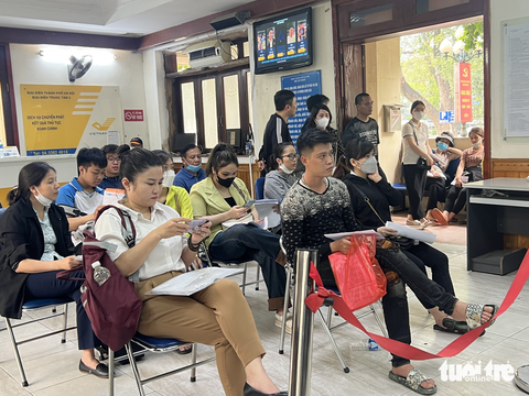 Người dân Hà Nội xếp hàng dài chờ cấp phiếu lý lịch tư pháp - Ảnh 2. Bên trong khu tiếp nhận hồ sơ và trả kết quả rất đông người dân chờ đợi để làm hồ sơ - Ảnh: DANH TRỌNG