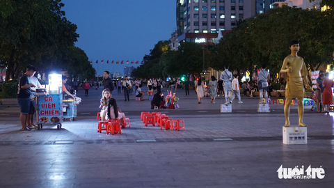 Xin tiền đểu, chặt chém lộng hành ở phố đi bộ Nguyễn Huệ - Ảnh 4. Xin tiền đểu, chặt chém lộng hành ở phố đi bộ Nguyễn Huệ - Ảnh 4.