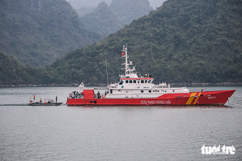 Những mảnh vỡ nát của trực thăng VN-8650 đang được đưa lên - Ảnh 8. Những mảnh vỡ nát của trực thăng VN-8650 đang được đưa lên - Ảnh 8.