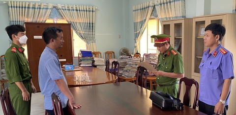 Bắt thêm cán bộ quản lý thị trường ở Bình Thuận do nhận hối lộ - Ảnh 1. Bắt thêm cán bộ quản lý thị trường ở Bình Thuận do nhận hối lộ - Ảnh 1.