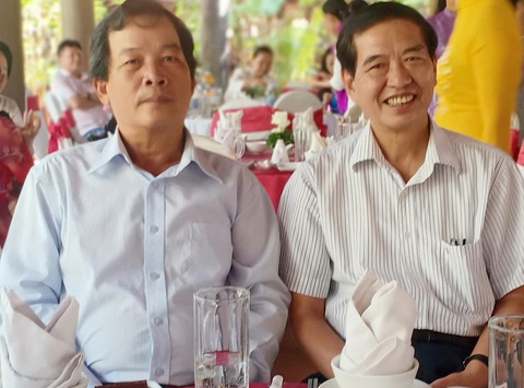 Thầy tôi Bùi Mạnh Nhị, một kẻ sĩ Bắc Hà xưa yêu Sài Gòn, yêu Nam Bộ đằm thắm - Ảnh 1. Thầy Bùi Mạnh Nhị (phải) và bạn tôi, Phan Dương Thy - Văn 4C trong buổi kỷ niệm 40 năm vào trường của sinh viên khoa ngữ văn 1980 - 1984 - Nguồn ảnh: Phan Dương Thy
