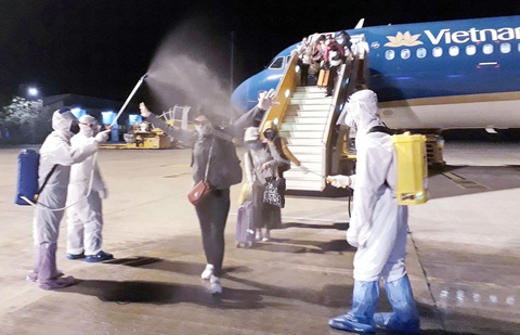 'Chuyến bay giải cứu': Hậu trường những cuộc ngã giá triệu đô - Ảnh 1. Hành khách trong chuyến bay giải cứu từ Philippines về Việt Nam tháng 3-2020 - Ảnh: KHƯƠNG XUÂN