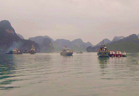 Các tàu, xuồng của Hải đoàn 11, Bộ Tư lệnh Vùng Cảnh sát biển 1 vẫn đang phối hợp với lực lượng chức năng tại hiện trường tiếp tục tìm kiếm các nạn nhân còn lại trong vụ máy bay trực thăng Bell 505 bị rơi tại địa điểm giáp ranh giữa vịnh Hạ Long (Quảng Ninh) và vịnh Lan Hạ (Hải Phòng) - Ảnh: MẠNH THƯỜNG Các tàu, xuồng của Hải đoàn 11, Bộ Tư lệnh Vùng Cảnh sát biển 1 cùng lực lượng chức năng tìm kiếm tại hiện trường vụ trực thăng rơi, sáng sớm 6-4 - Ảnh: MẠNH THƯỜNG