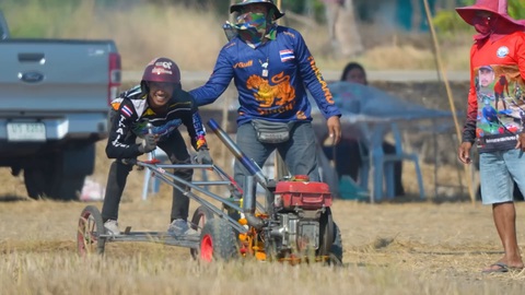 Giải đua máy cày của nông dân: Đủ thứ trang bị xịn - Ảnh 1. Giải đua máy cày của nông dân: Đủ thứ trang bị xịn - Ảnh 1.