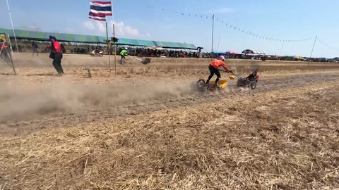 Giải đua máy cày của nông dân: Đủ thứ trang bị xịn - Ảnh 11. Giải đua máy cày của nông dân: Đủ thứ trang bị xịn - Ảnh 11.