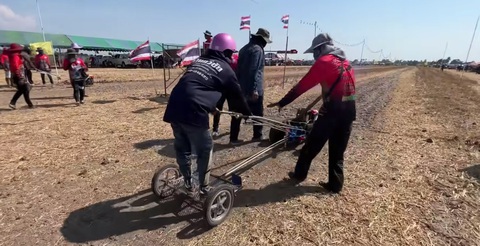 Giải đua máy cày của nông dân: Đủ thứ trang bị xịn - Ảnh 3. Giải đua máy cày của nông dân: Đủ thứ trang bị xịn - Ảnh 3.