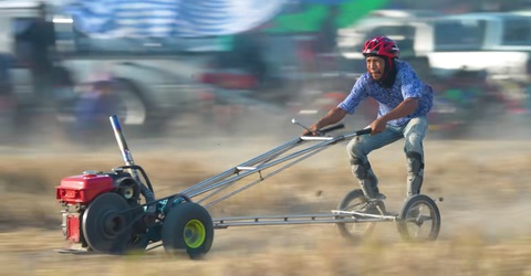 Giải đua máy cày của nông dân: Đủ thứ trang bị xịn - Ảnh 4. Giải đua máy cày của nông dân: Đủ thứ trang bị xịn - Ảnh 4.