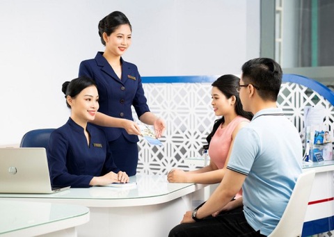 7 Điều ứng viên cần biết về vị trí Giao dịch viên (Phần 1) - Ảnh 2. Giao dịch viên tư vấn các sản phẩm tài chính cho khách hàng - Ảnh: Internet