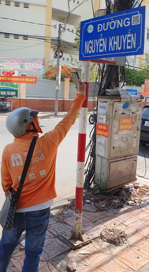 Quét mã QR biết ý nghĩa tên đường ở Cần Thơ - Ảnh 1. Quét mã QR để xem nội dung, ý nghĩa của tên đường tại quận Ninh Kiều, TP Cần Thơ - Ảnh: LÊ DÂN