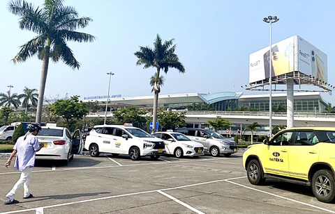 Giảm gánh nặng phí sân bay - Ảnh 5. Các hãng taxi được đậu bãi riêng có phân ô tại sân bay Đà Nẵng. Các lái xe chỉ mất 10.000 đồng mỗi lượt ra vào cổng vì bãi đỗ đã được hãng thuê (ảnh chụp ngày 5-4) - Ảnh: TRƯỜNG TRUNG