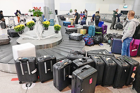 Giảm gánh nặng phí sân bay - Ảnh 2. Du khách chờ nhận hành lý khi nhập cảnh tại sân bay Tân Sơn Nhất - Ảnh: QUANG ĐỊNH