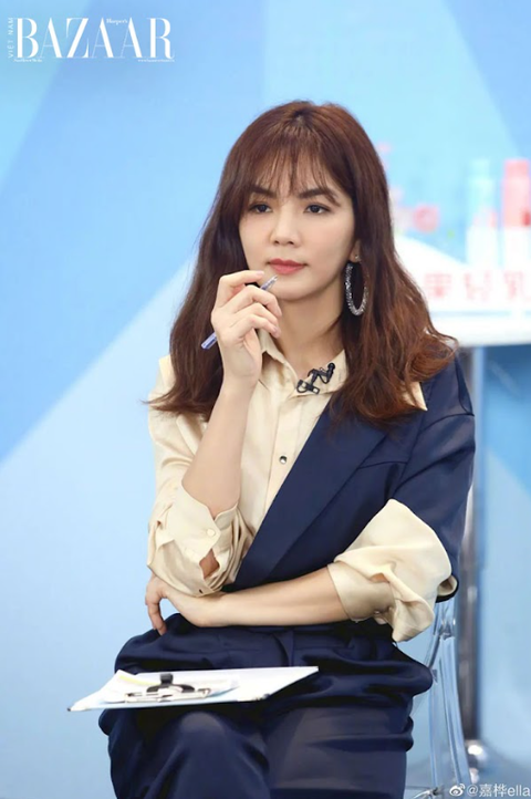 Ella được biết đến là thành viên của nhóm nhạc nữ nổi tiếng của xứ Đài S.H.E cùng Hebe và Selena, là thanh xuân của nhiều thế hệ 8x-9x. Ella từng là giám khảo cho nhiều cuộc thi hát lớn tại Hoa ngữ Ella được biết đến là thành viên của nhóm nhạc nữ nổi tiếng của xứ Đài S.H.E cùng Hebe và Selena, là thanh xuân của nhiều thế hệ 8x-9x. Ella từng là giám khảo cho nhiều cuộc thi hát lớn tại Hoa ngữ