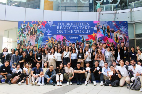Đại học Fulbright Việt Nam trao bằng cử nhân cho sinh viên tốt nghiệp khóa 2023 - Ảnh 3. Sinh viên Fulbright cùng học viên MBA của trường Đại học Stanford (Hoa Kỳ) “check-in” cùng bức tranh tường cỡ lớn