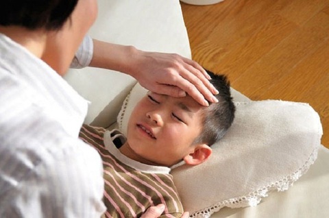 Sốt có nên chườm, chườm thế nào? - Ảnh 1. Chườm cho trẻ đúng theo từng giai đoạn của sốt mới có hiệu quả và an toàn - Ảnh minh họa