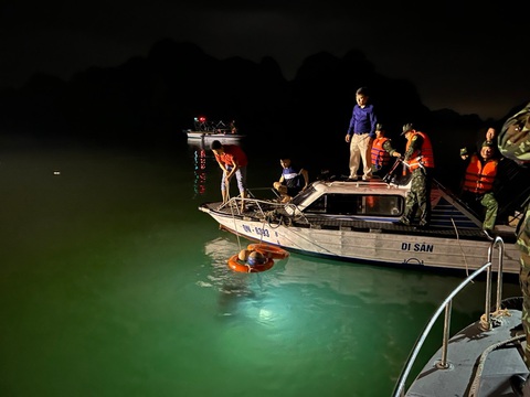 Lực lượng tìm kiếm cứu hộ đang tìm kiếm tại hiện trường Lực lượng tìm kiếm cứu hộ đang tìm kiếm tại hiện trường trong đêm