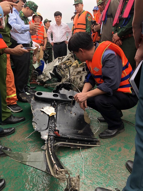 Một phần vỏ và động cơ chiếc trực thăng được lực lượng chức năng vớt lên - Ảnh: HOÀNG PHƯƠNG Một phần vỏ và động cơ chiếc trực thăng được lực lượng chức năng vớt lên - Ảnh: HOÀNG PHƯƠNG