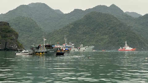 Tìm thấy thi thể thứ tư; một cháu bé và người nhà hoãn bay phút cuối - Ảnh 9. Trước đó, thông tin từ sở chỉ huy tiền phương cho biết lúc 9h, các tàu mặt nước tạm dừng tại chỗ để lực lượng thợ lặn tổ chức tìm kiếm. Thời điểm này, thời tiết vùng biển Quảng Ninh bắt đầu chịu tác động của đợt gió mùa đông bắc mới nên bất lợi cho hoạt động tìm kiếm, trời âm u khiến tầm nhìn rất hạn chế - Ảnh: Quân chủng Hải quân