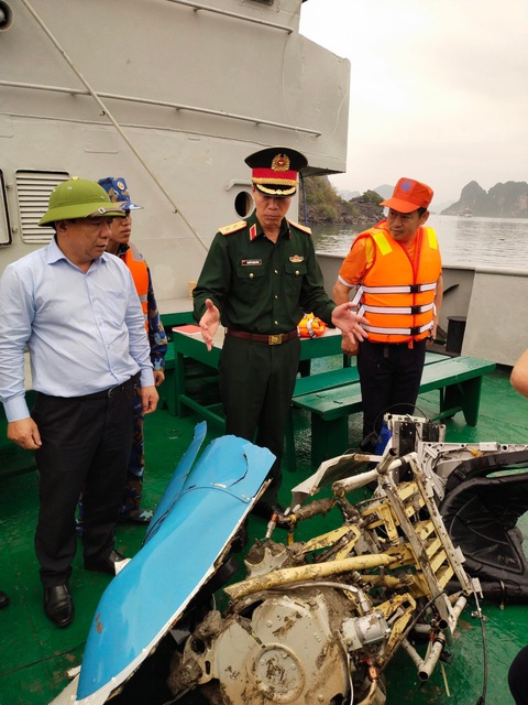 Tìm thấy thi thể thứ tư; một cháu bé và người nhà hoãn bay phút cuối - Ảnh 5. Trung tướng Nguyễn Trọng Bình - phó tổng tham mưu trưởng Quân đội Nhân dân Việt Nam - có mặt tại hiện trường - Ảnh: Quân chủng Hải quân