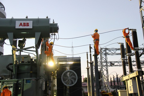 EVNCPC chuẩn bị các kịch bản cấp điện mùa khô 2023 - Ảnh 3. Vệ sinh bảo dưỡng máy biến áp