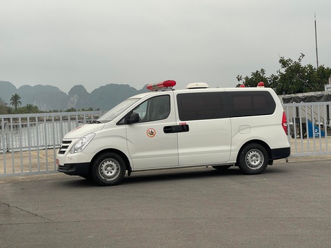 Xe cứu thương của quân đội vẫn túc trực tại bến Tuần Châu, chờ tin của lực lượng cứu nạn - Ảnh: L.K Xe cứu thương của quân đội túc trực tại bến Tuần Châu, chờ tin của lực lượng cứu nạn - Ảnh: L.K
