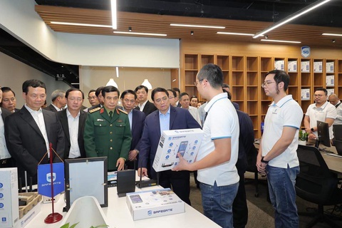 Bộ trưởng Nguyễn Mạnh Hùng: An toàn trên Internet giá 4.000 đồng, tại sao không dùng? - Ảnh 1. Bộ trưởng Nguyễn Mạnh Hùng: An toàn trên Internet giá 4.000 đồng, tại sao không dùng? - Ảnh 1.