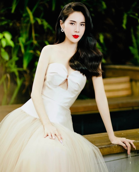 Ca sĩ Thủy Tiên có đòi bà Phương Hằng bồi thường thiệt hại tinh thần hơn 14 tỉ đồng? - Ảnh 1. Ca sĩ Thủy Tiên có đòi bà Phương Hằng bồi thường thiệt hại tinh thần hơn 14 tỉ đồng? - Ảnh 1.