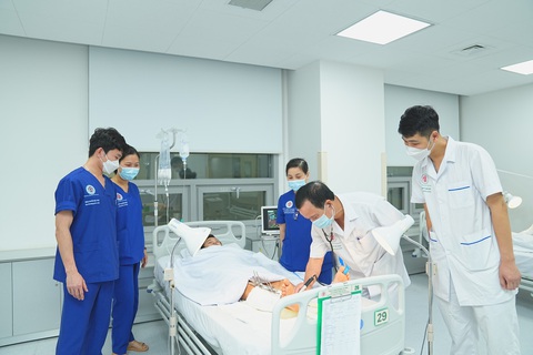 6 giờ phẫu thuật nối liền 2 cẳng chân đứt rời cho bệnh nhân - Ảnh 1. 6 giờ phẫu thuật nối liền 2 cẳng chân đứt rời cho bệnh nhân - Ảnh 1.