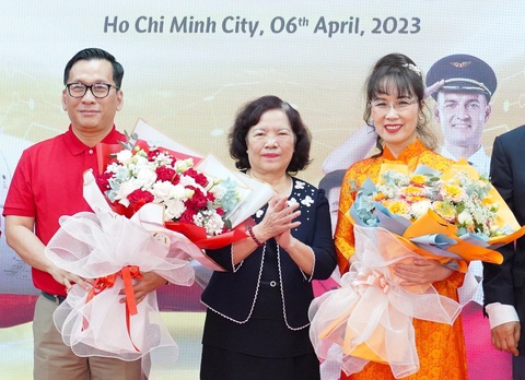 Bà Nguyễn Thị Phương Thảo làm Chủ tịch Hội đồng Quản trị, Vietjet có Tổng giám đốc mới - Ảnh 1. Tân Chủ tịch hội đồng quản trị Nguyễn Thị Phương Thảo (bìa phải) và Tân Tổng giám đốc Vietjet Đinh Việt Phương (bìa trái)