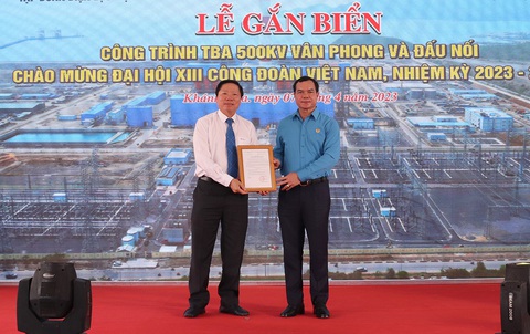 Gắn biển Trạm biến áp 500kV Vân Phong và đấu nối - Ảnh 1. Ông Nguyễn Đình Khang – Chủ tịch Tổng LĐLĐ Việt Nam trao Quyết định gắn biển công trình chào mừng Đại hội Công đoàn lần thứ XIII - Ảnh: Trần Hoài
