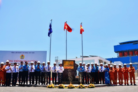 Gắn biển Trạm biến áp 500kV Vân Phong và đấu nối - Ảnh 2. Nghi thức gắn biển TBA 500KV Vân Phong và đấu nối - Ảnh: Trần Hoài