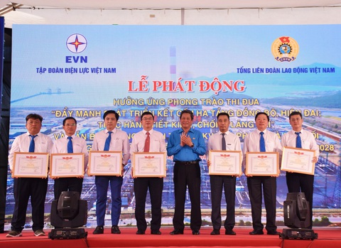 Gắn biển Trạm biến áp 500kV Vân Phong và đấu nối - Ảnh 3. Ông Nguyễn Đình Khang – Chủ tịch Tổng LĐLĐ Việt Nam trao bằng khen cho các đơn vị đã tham gia quản lý điều hành và thi công dự án - Ảnh: Trần Hoài