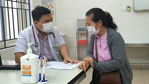 Phát hoảng vì xét nghiệm máu ra ung thư - Ảnh 1. Điều dưỡng Trung tâm y học hạt nhân và ung bướu (Bệnh viện Bạch Mai) tiếp đón và kiểm tra cho người bệnh - Ảnh: BVCC