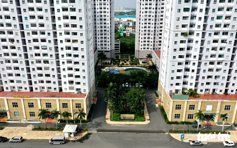 Gói 120.000 tỉ đồng cho nhà ở xã hội: Lãi suất cần 'mềm' hơn nữa - Ảnh 1. Khu nhà ở xã hội trên đường Nguyễn Văn Linh (huyện Bình Chánh, TP.HCM) phù hợp với người lao động - Ảnh: TỰ TRUNG
