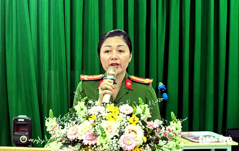 TP.HCM thí điểm phần mềm thông báo lưu trú ở bệnh viện, khách sạn - Ảnh 1. Thượng tá Hồ Thị Lãnh, phó trưởng Phòng cảnh sát quản lý hành chính về trật tự xã hội (PC06) Công an TP.HCM, phát biểu - Ảnh: MINH HÒA