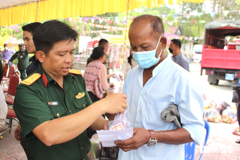 Tặng quà, khám phát thuốc cho người dân Campuchia - Ảnh 3. Tặng quà, khám phát thuốc cho người dân Campuchia - Ảnh 3.