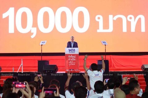Pheu Thai hứa tặng 300 USD cho mỗi người dân nếu thắng cử - Ảnh 1. Pheu Thai hứa tặng 300 USD cho mỗi người dân nếu thắng cử - Ảnh 1.