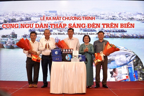Ra mắt chương trình Cùng ngư dân thắp sáng đèn trên biển - Ảnh 1. Ra mắt chương trình Cùng ngư dân thắp sáng đèn trên biển - Ảnh 1.