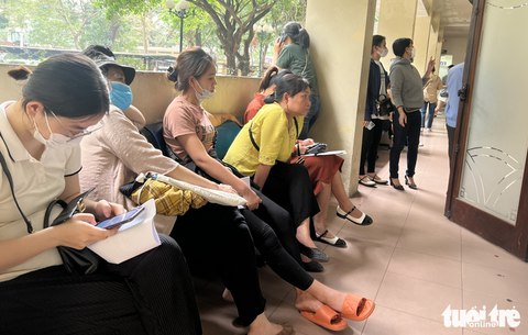 Bộ Tư pháp: Doanh nghiệp bắt nộp phiếu lý lịch tư pháp số 2 khi xin việc là sai- Ảnh 1. Người dân ngồi chờ cấp phiếu lý lịch tư pháp tại Hà Nội hồi năm 2023 - Ảnh: DANH TRỌNG