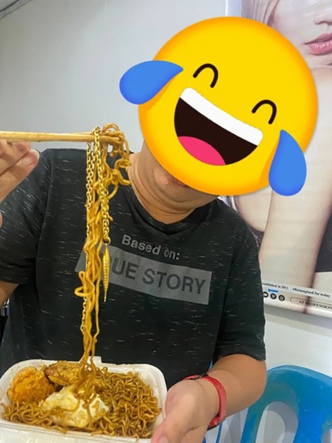 Đang ăn mì xào thì phát hiện vật thể lạ có giá trị cao - Ảnh 1. Đang ăn mì xào thì phát hiện vật thể lạ có giá trị cao - Ảnh 1.