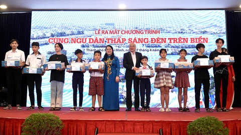 Ra mắt chương trình Cùng ngư dân thắp sáng đèn trên biển - Ảnh 2. Ra mắt chương trình Cùng ngư dân thắp sáng đèn trên biển - Ảnh 2.