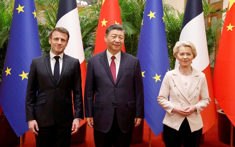 Châu Âu khó 'tách' Trung Quốc - Ảnh 1. Chủ tịch Trung Quốc Tập Cận Bình (giữa), Tổng thống Pháp Emmanuel Macron (trái) và Chủ tịch Ủy ban châu Âu Ursula von der Leyen gặp nhau tại Bắc Kinh (Trung Quốc) vào ngày 6-4 - Ảnh: Reuters