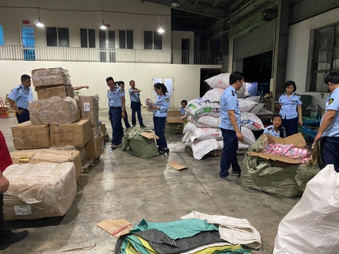 Thu giữ lượng lớn xì gà và rượu tại địa điểm kinh doanh Logistics Viettel - Ảnh 1. Thu giữ lượng lớn xì gà và rượu tại địa điểm kinh doanh Logistics Viettel - Ảnh 1.