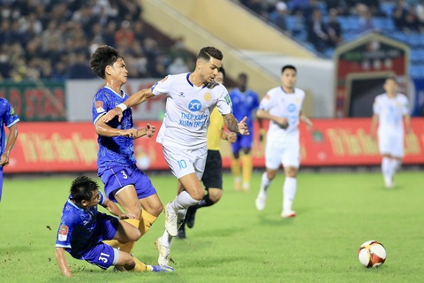 Gỡ hòa phút 90+7, Nam Định tạm dẫn đầu V-League 2023 - Ảnh 3. Gỡ hòa phút 90+7, Nam Định tạm dẫn đầu V-League 2023 - Ảnh 3.