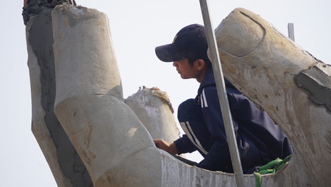 Những cánh tay bê tông khổng lồ ở bãi biển Hải Tiến, Thanh Hóa là chòi canh đuối nước? - Ảnh 6. Những cánh tay bê tông khổng lồ ở bãi biển Hải Tiến, Thanh Hóa là chòi canh đuối nước? - Ảnh 6.