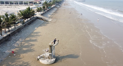 Những cánh tay bê tông khổng lồ ở bãi biển Hải Tiến, Thanh Hóa là chòi canh đuối nước? - Ảnh 3. Những cánh tay bê tông khổng lồ ở bãi biển Hải Tiến, Thanh Hóa là chòi canh đuối nước? - Ảnh 3.