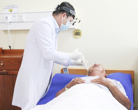 Nối lại mũi cho bệnh nhân bị đứt rời mũi do tông xe vào chuồng gà - Ảnh 1. Nối lại mũi cho bệnh nhân bị đứt rời mũi do tông xe vào chuồng gà - Ảnh 1.