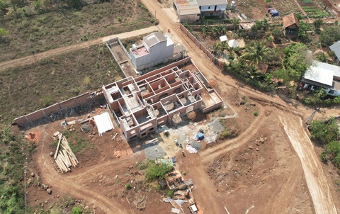 Nhà của ông Trương Vinh Quang xây vượt 147m2. Toàn bộ diện tích xây dựng vượt đều nằm trên thửa đất 218, đất nông nghiệp nên buộc phải tháo dỡ, khắc phục hiện trạng, xây dựng đúng giấy phép... - Ảnh: TRUNG TÂN Nhà của ông Trương Vinh Quang xây vượt 147m2. Toàn bộ diện tích xây dựng vượt đều nằm trên thửa đất 218, đất nông nghiệp nên buộc phải tháo dỡ, khắc phục hiện trạng, xây dựng đúng giấy phép... - Ảnh: TRUNG TÂN