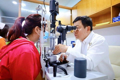 Từ người phẫu thuật mắt Phaco đến giấc mơ trung tâm mắt nhân đạo - Ảnh 3. Bác sĩ Thái Thành Nam khám mắt tại Trung tâm Mắt Việt - Ảnh tư liệu