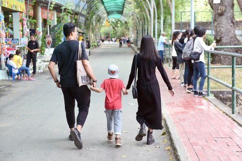 Trẻ thơ lớn lên trong sự chăm sóc đủ đầy của cha mẹ - Ảnh: Q.ĐỊNH Trẻ thơ lớn lên trong sự chăm sóc đủ đầy của cha mẹ - Ảnh: Q.ĐỊNH