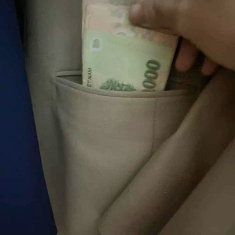 Vợ phát hiện quỹ đen vì chồng siêng quét dọn nhà - Ảnh 2. Vợ phát hiện quỹ đen vì chồng siêng quét dọn nhà - Ảnh 2.